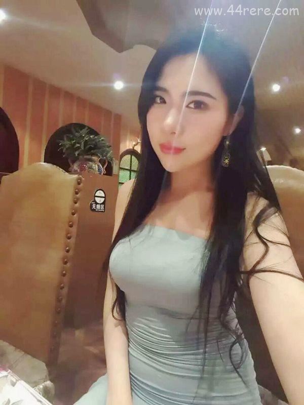 高颜值黑丝包臀裙美女酒店私拍时太风骚【10P】