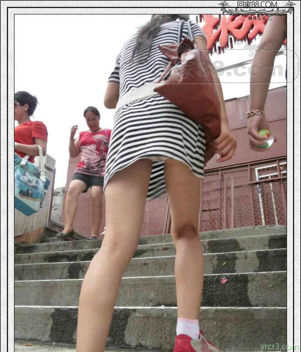 跟拍低抄条纹裙美腿嫩妹【20P】