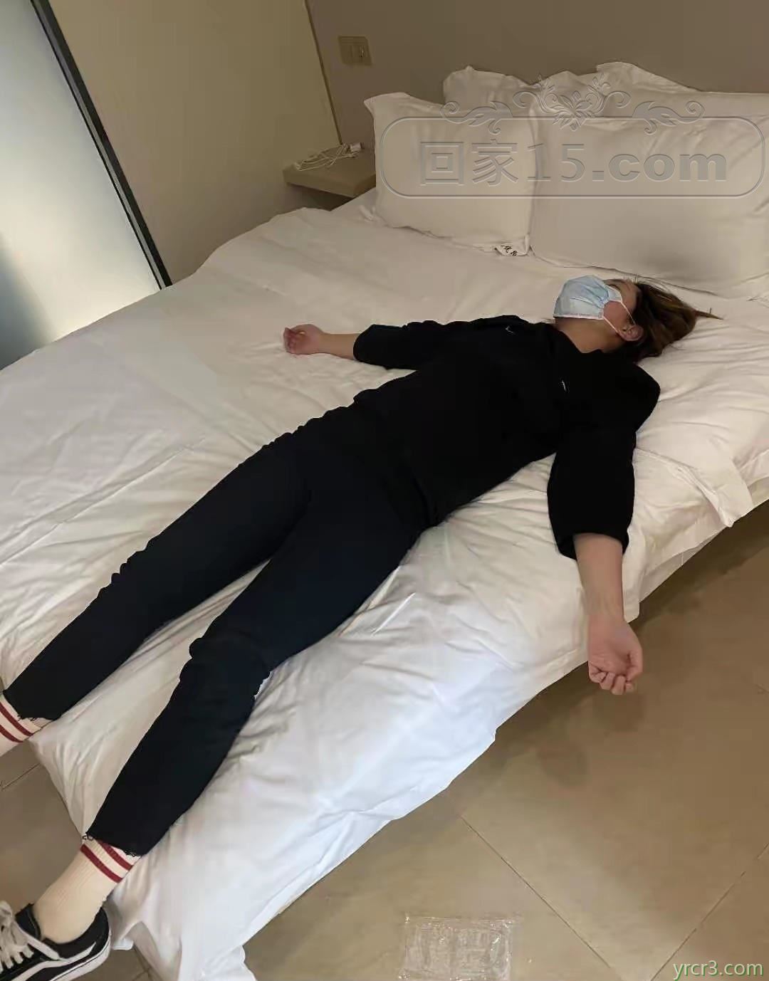 迷迷糊糊的被注入精液，少妇还在睡梦中 【12P】