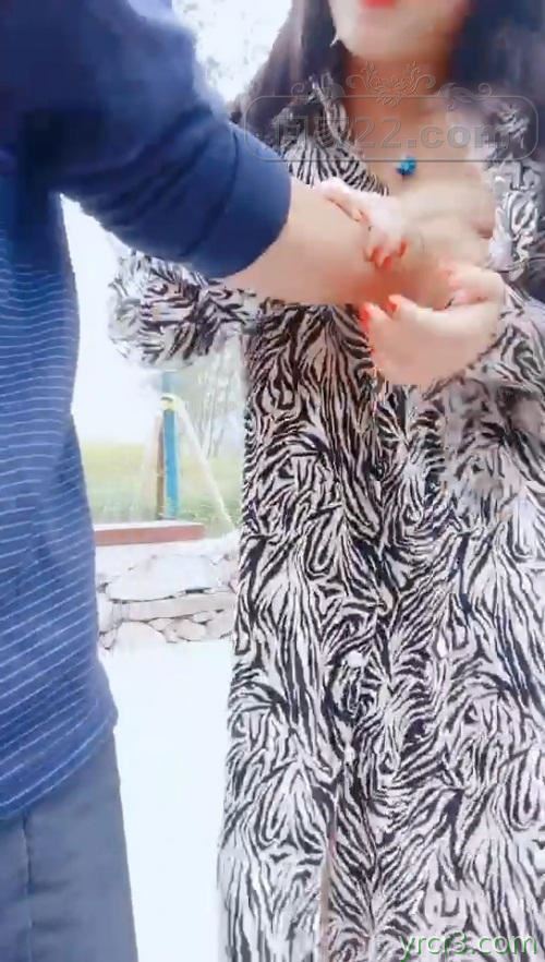 爆乳户外美娇娘性感情趣诱惑公园勾引散步路人【15P】