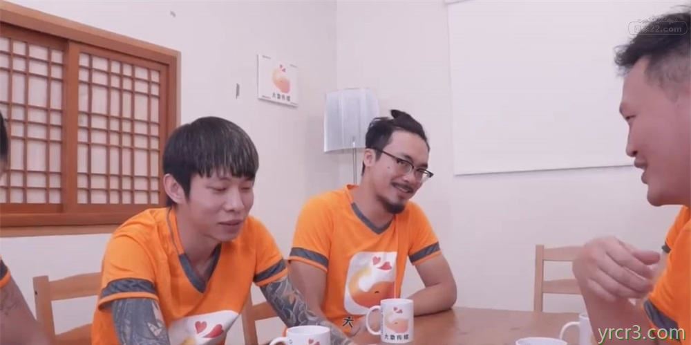 师母偷窥球员被发现勒令大家与师母一块群交【10P】