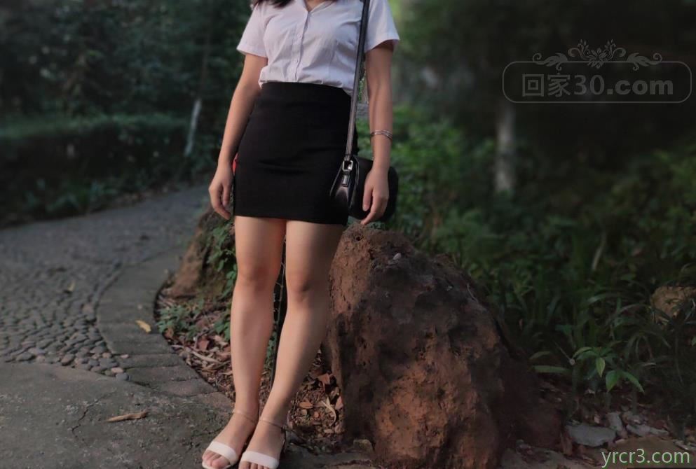 如此小媳妇真好，忍不住了，三通插进去了，里面太湿了，轻松抽插这大屁股【19P】
