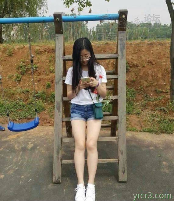戴眼镜的女友，看着挺纯其实内心淫荡无比【15P】