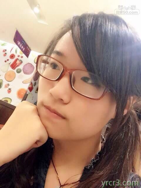 戴眼镜的嫩嫩学生妹，青春，内骚，露脸【24P】