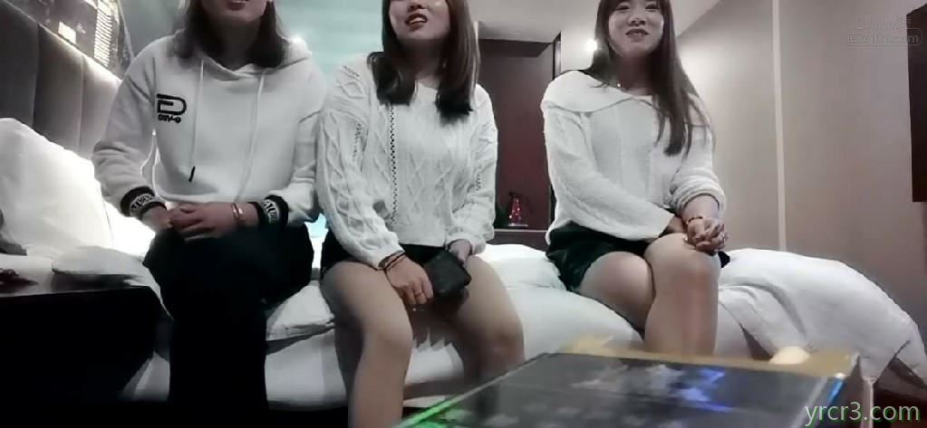 两个油腻大叔约啪三个饥渴少妇酒店开房淫乱交配【11P】