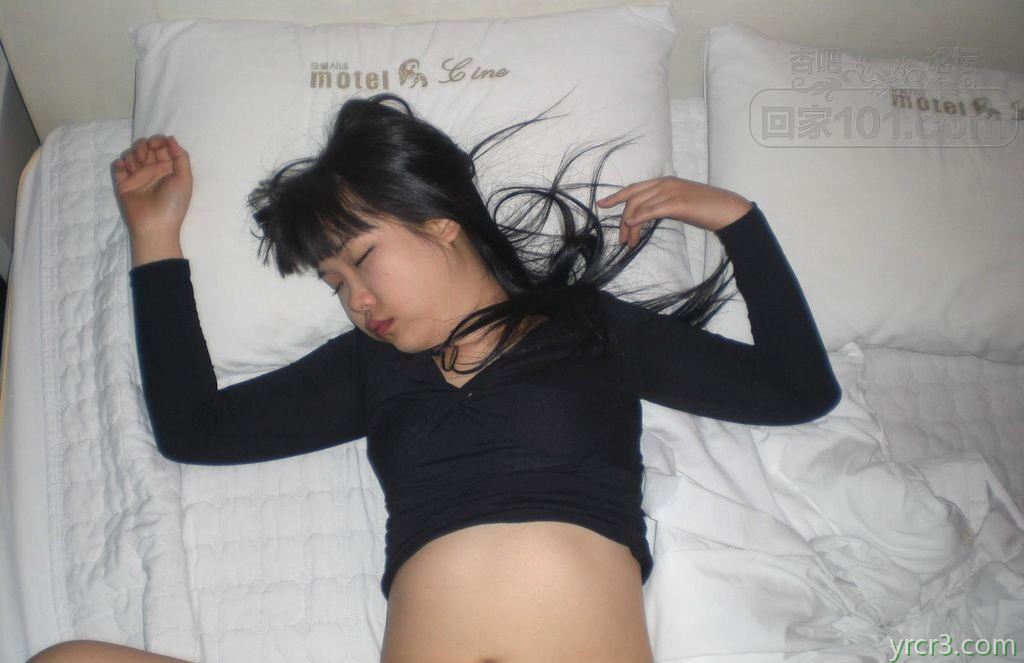 这妹子真是喝醉了　插尿了都没有反应的　【18P】