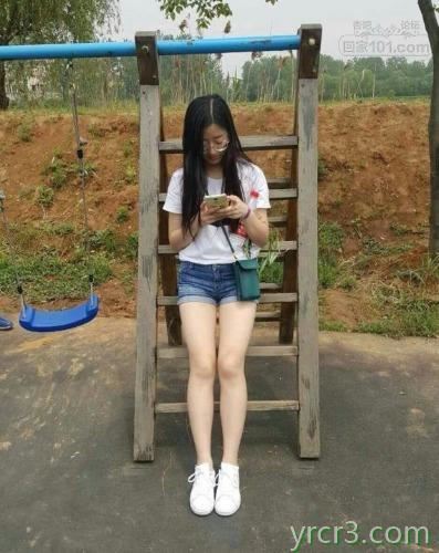 清纯粉逼眼镜妹　在床上变成淫荡骚货　【10P】