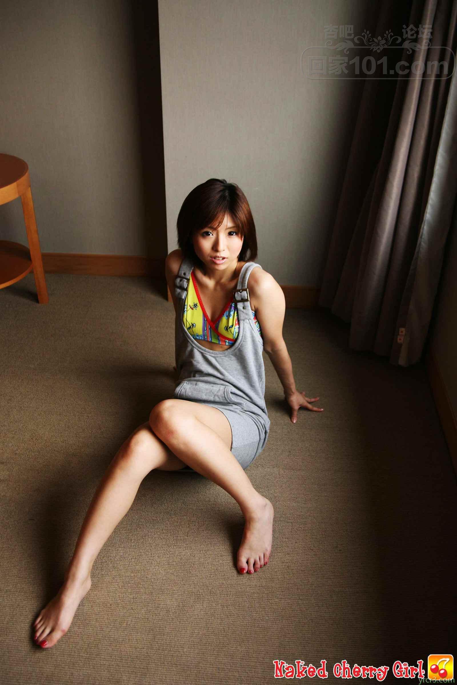 瘦瘦的女孩撅起屁股来没想到看着好大的样子　【37P】