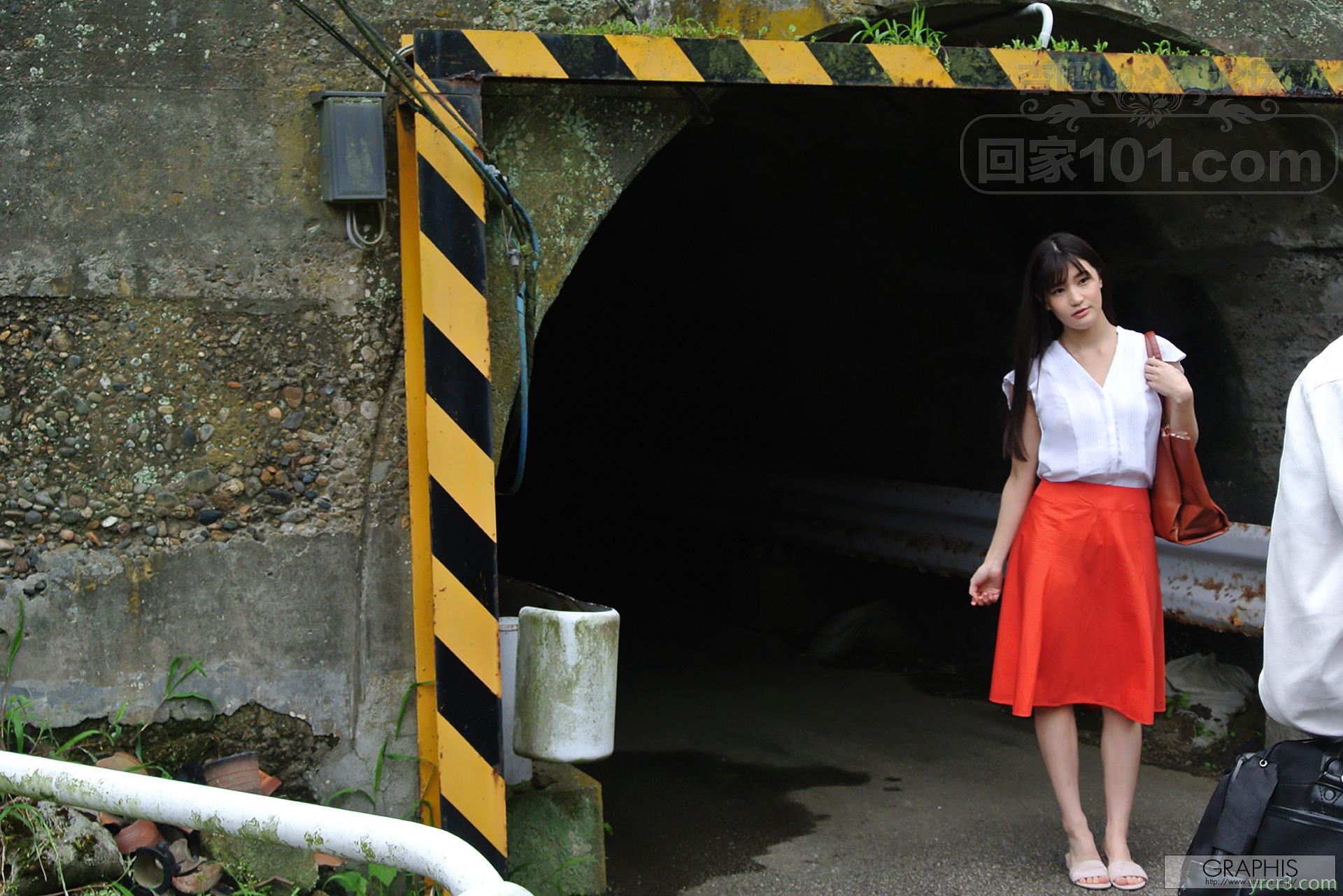 红色长裙长发美人妻户外搭顺风车室内裸体摄影【20P】