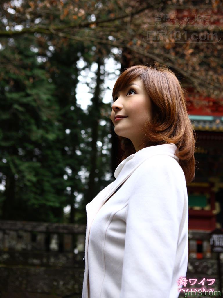 白色风衣短发美少妇温泉旅馆浴池中和男人啪啪【26P】