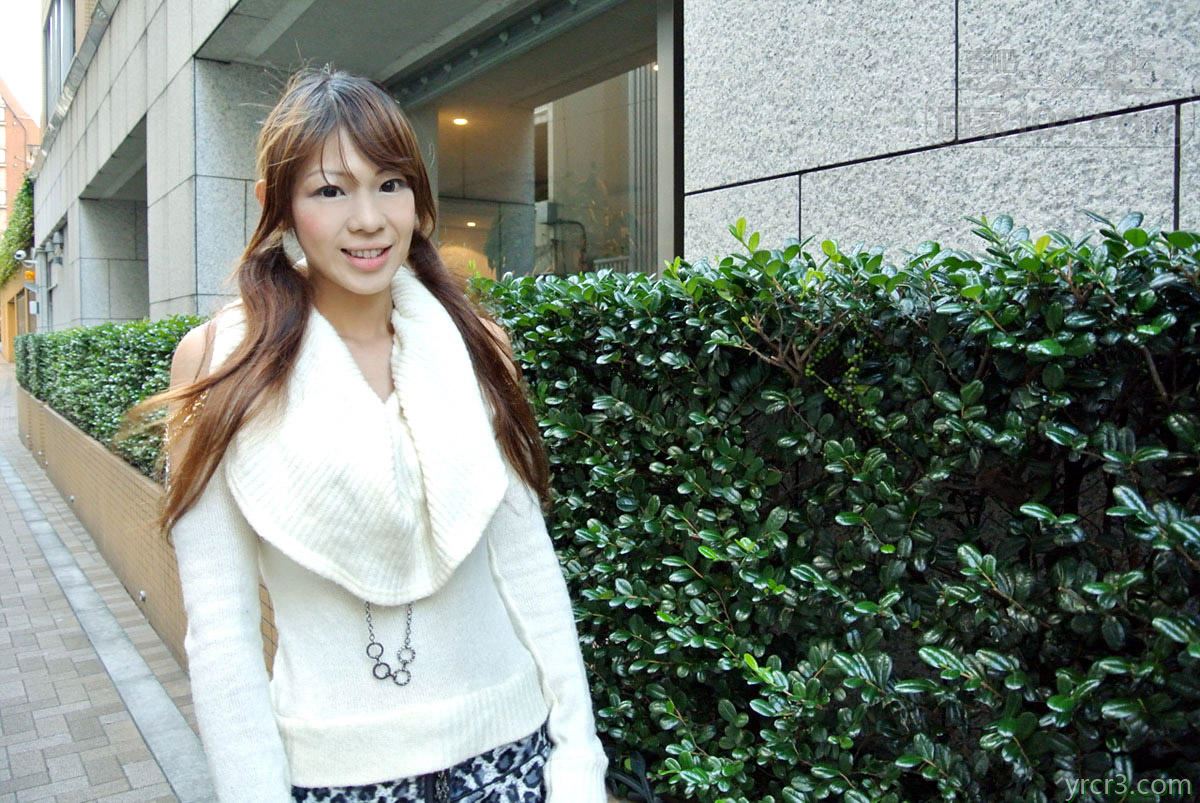 巨乳素人娘户外街上被男人搭讪回到屋中激情交合【20P】