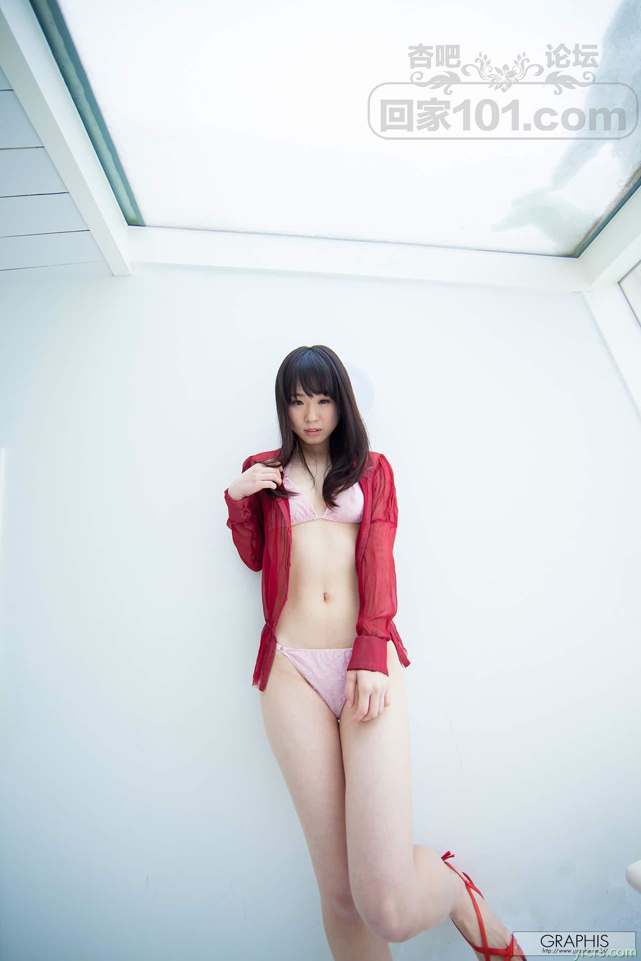 红色外套文静少女宽敞室内坦胸露乳肉体白嫩【26P】