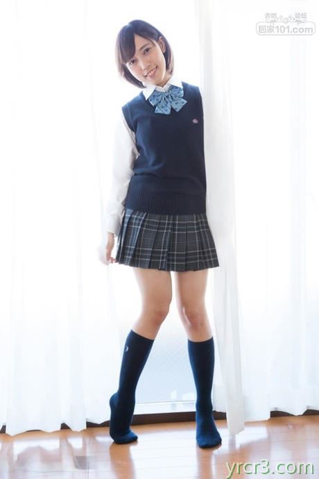 日本女学生在闪过棉质内衣后露出天然乳房【16P】