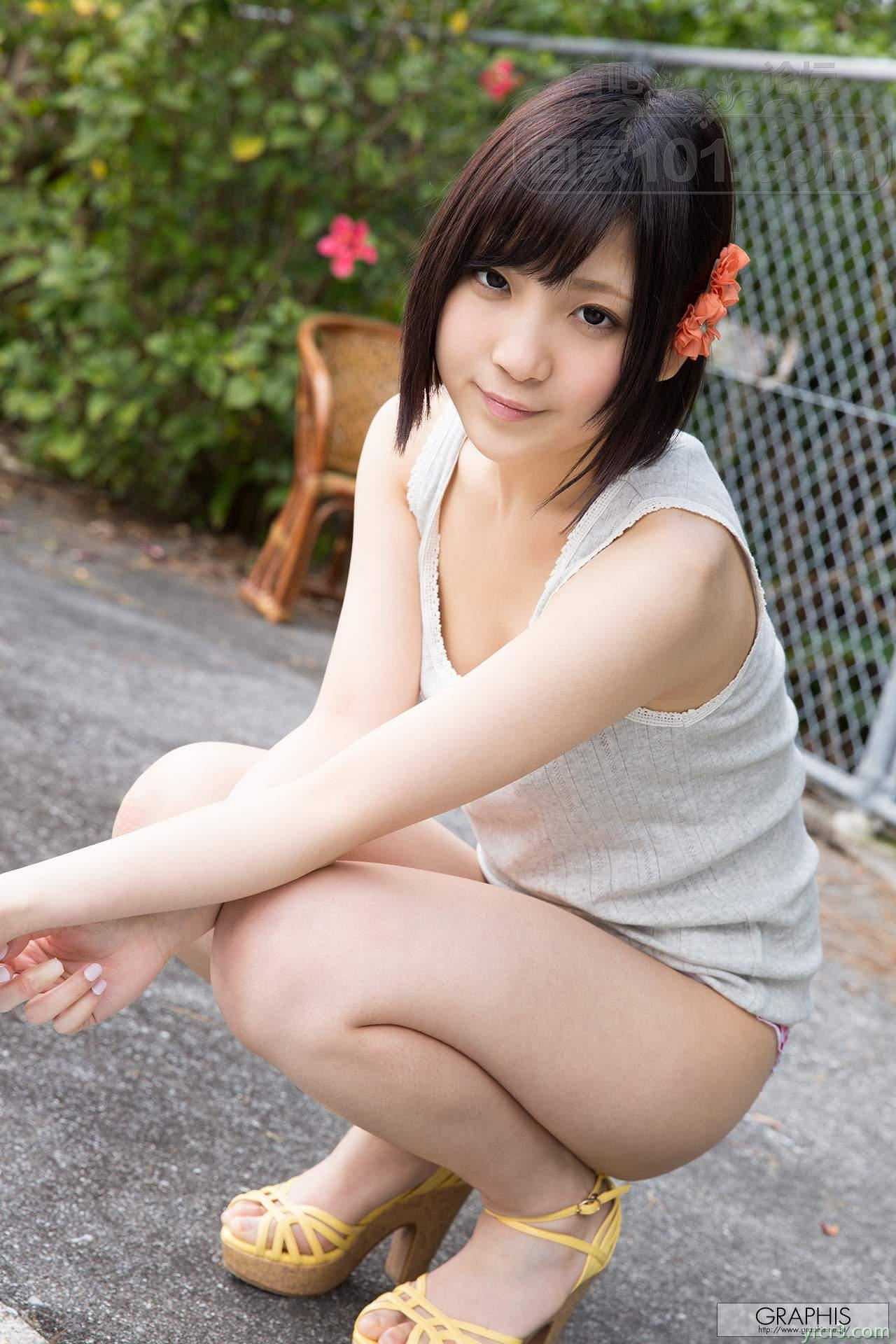 灰色真空背心短发少女户外展示玉乳粉红乳头发育不错【17P】