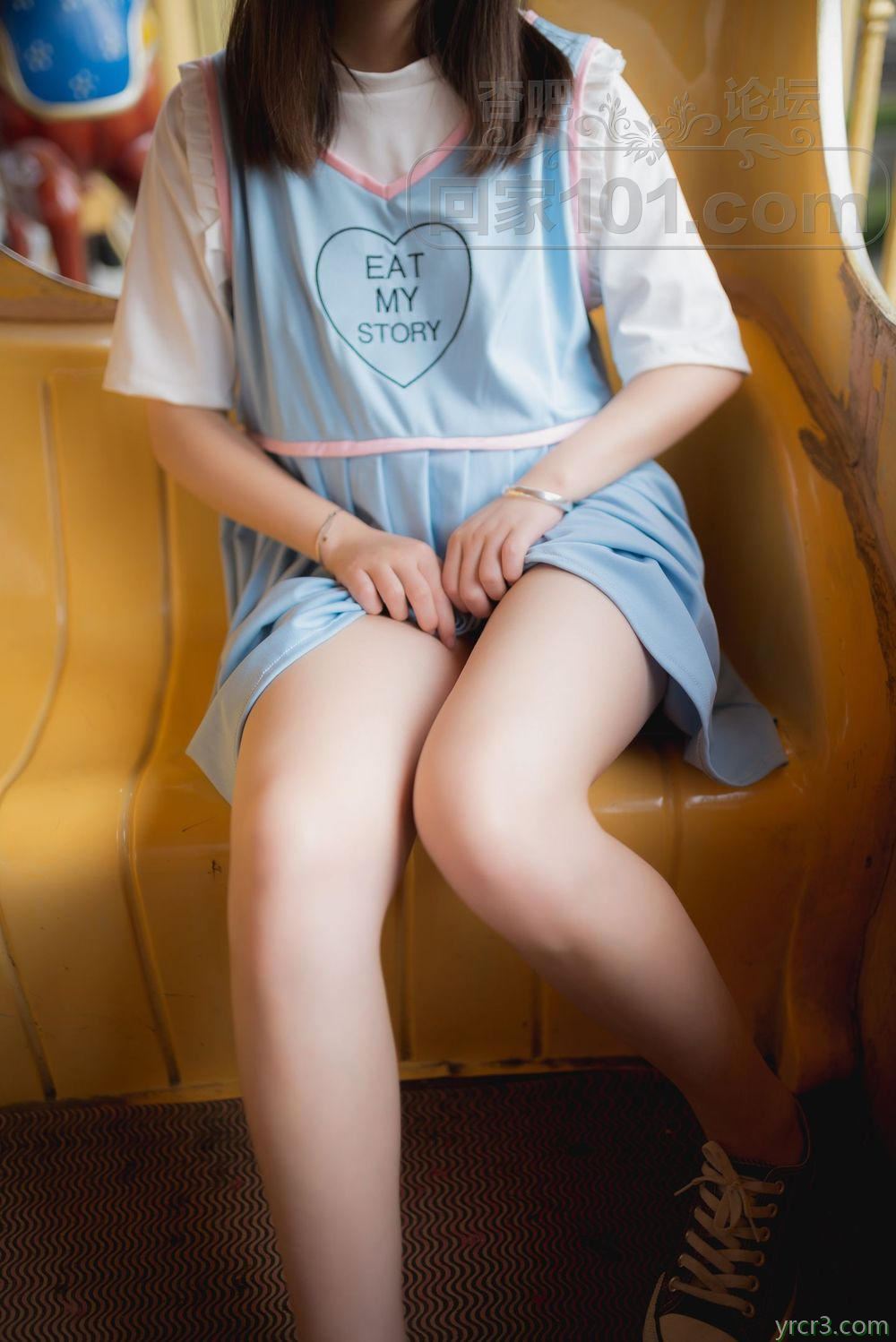 不爱穿内衣的骚货女友在摩天轮上拉起裙子露出粉嫩的小穴【22P】