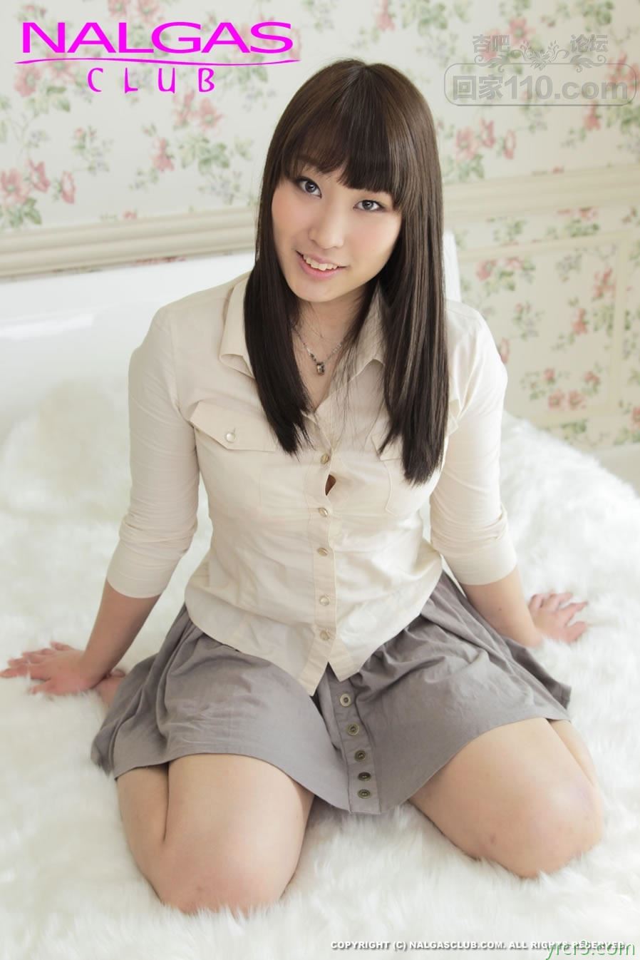 灰色短裙长发少女大床上展示全裸丰盈肉体【20P】