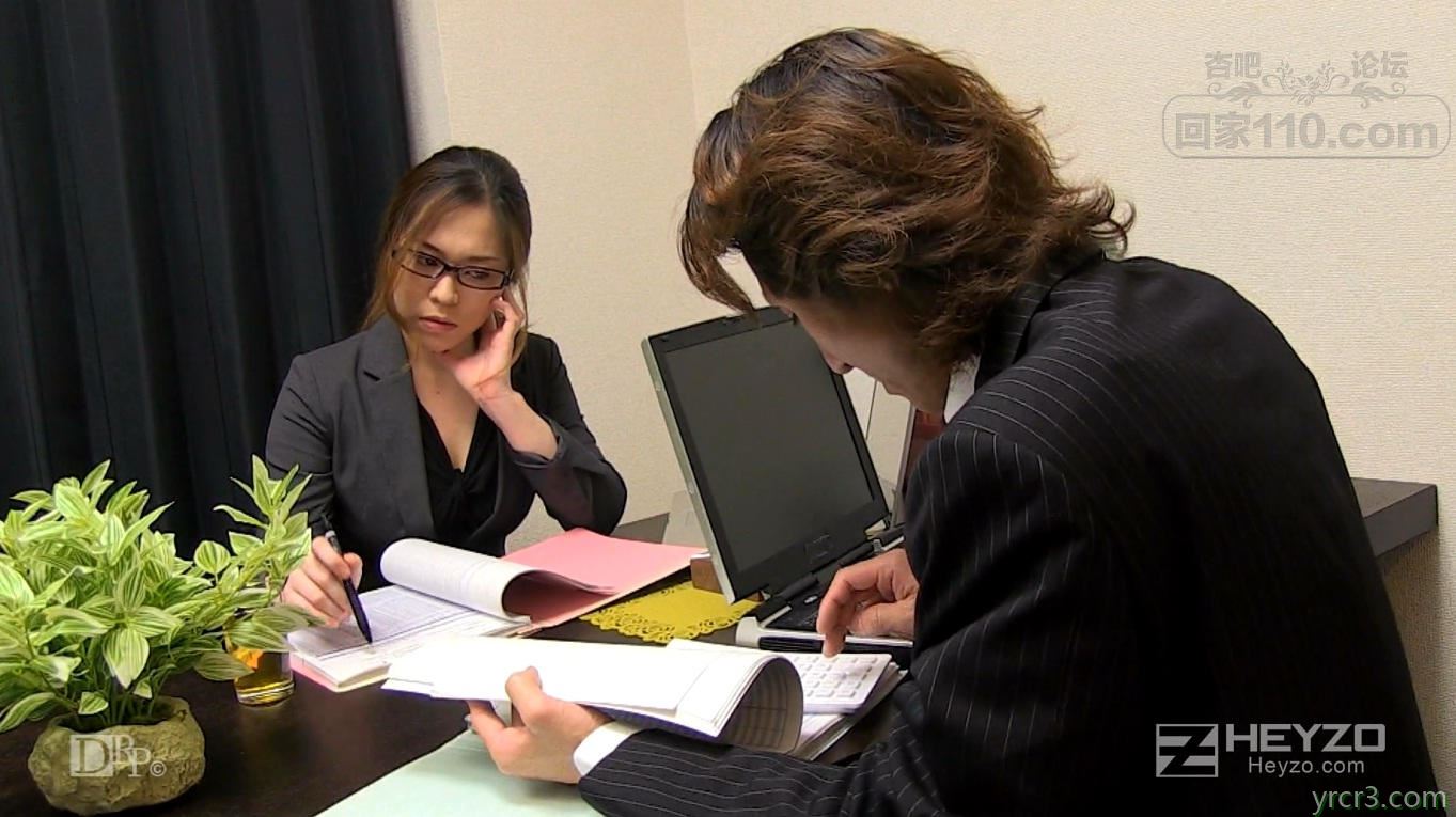 黑边眼镜女社长亲自上阵拍片发情和男助理交合【43P】
