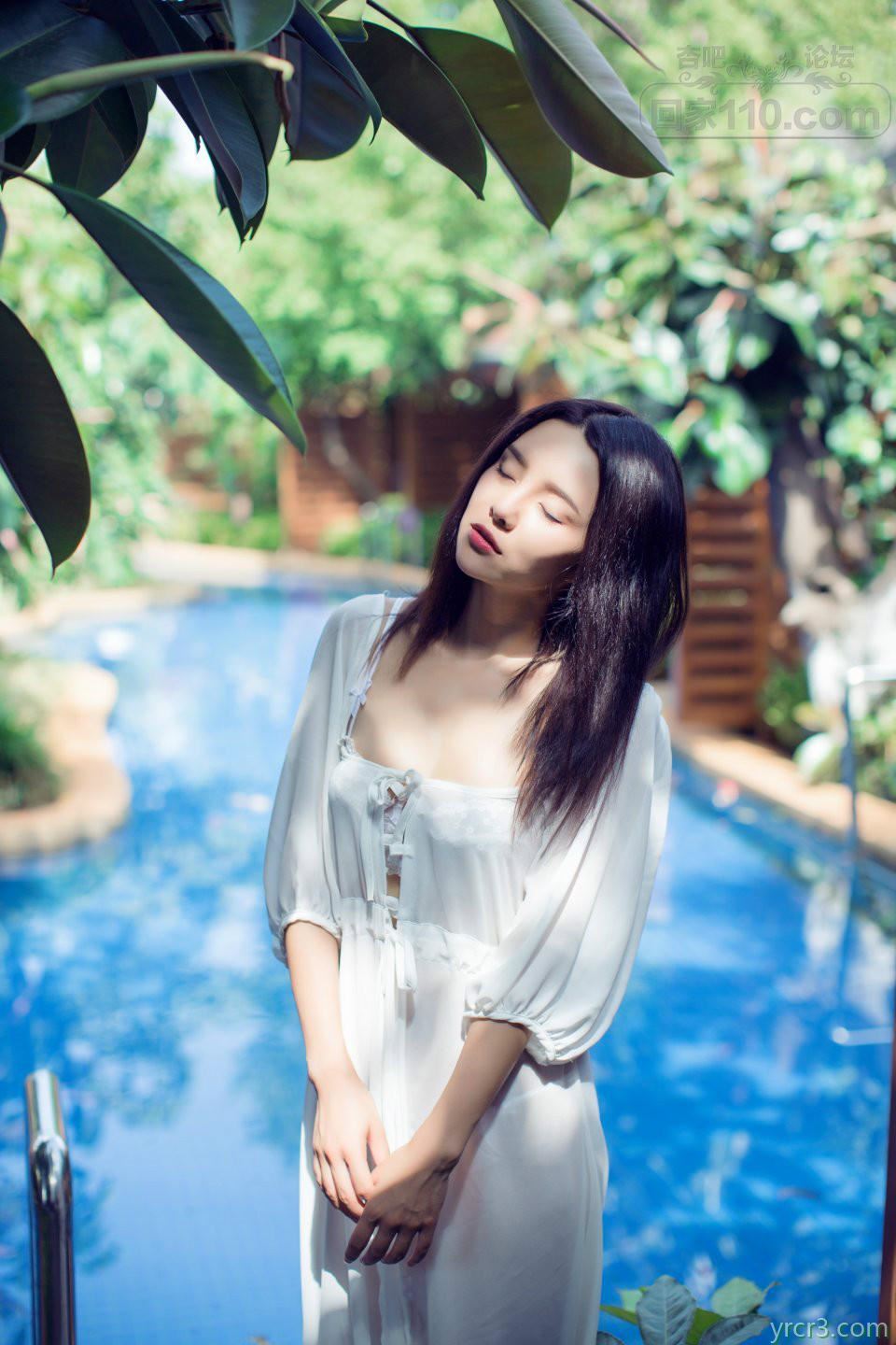 白色薄纱连衣裙文静美少妇温泉中湿身床上姿势销魂【21P】