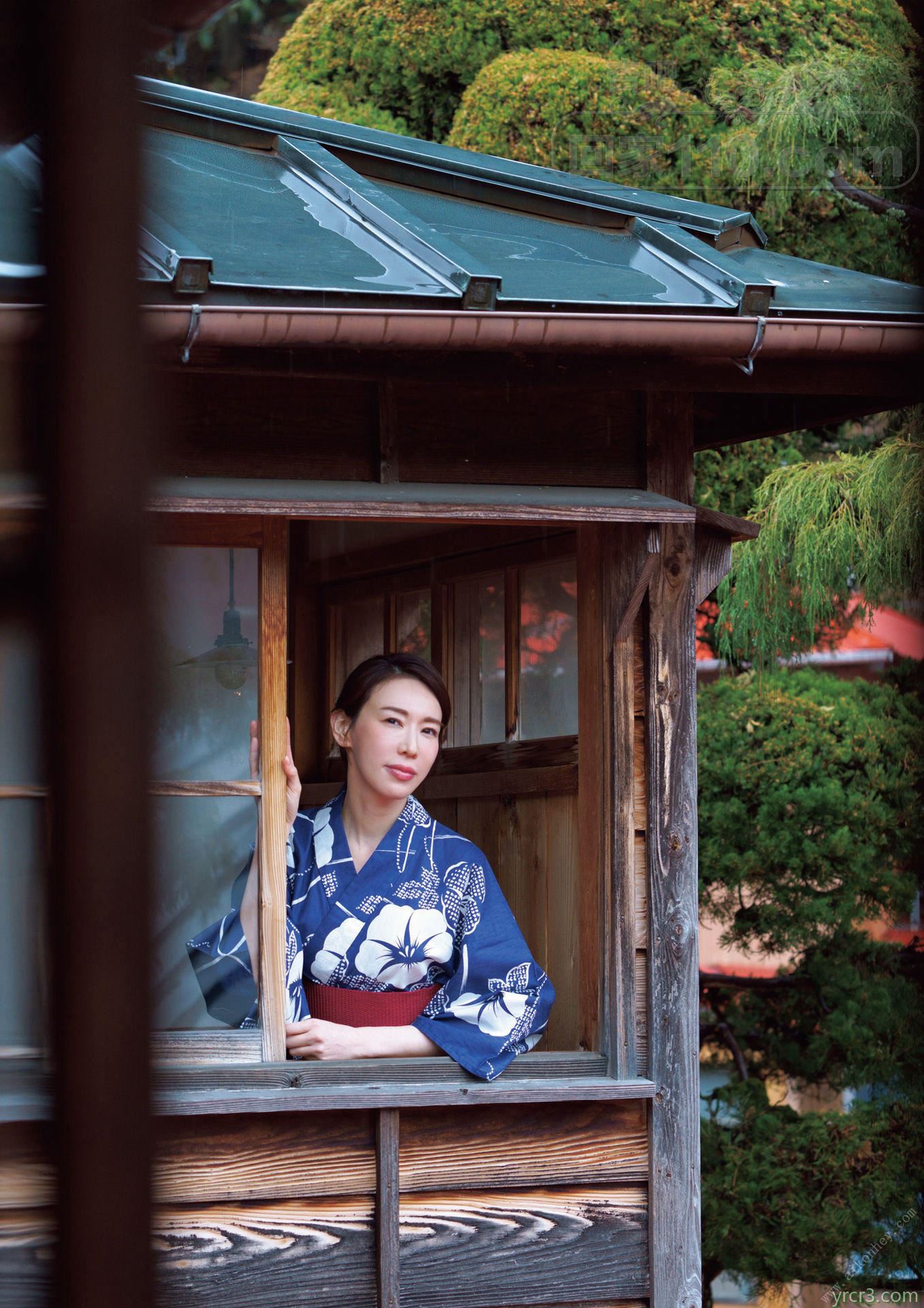日本熟女岩本和子，气质魅力无穷，身材既浑圆又白嫩【20P】
