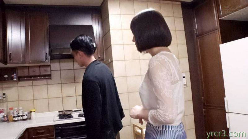 短发小少妇拜访邻家单身汉黑色沙发上激情一炮【15P】