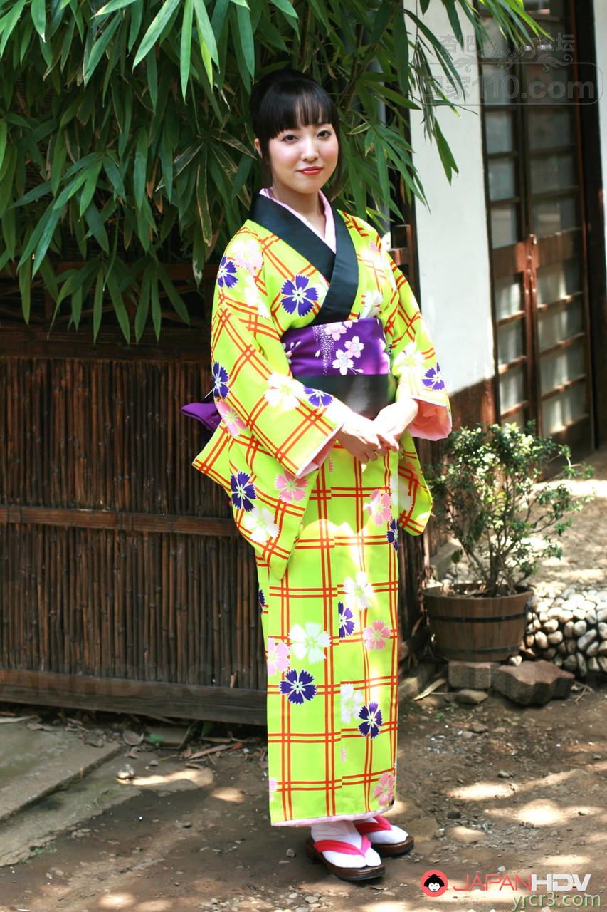 甜美的日本女孩掀开她的和服并展开展示她多毛的阴部【15P】