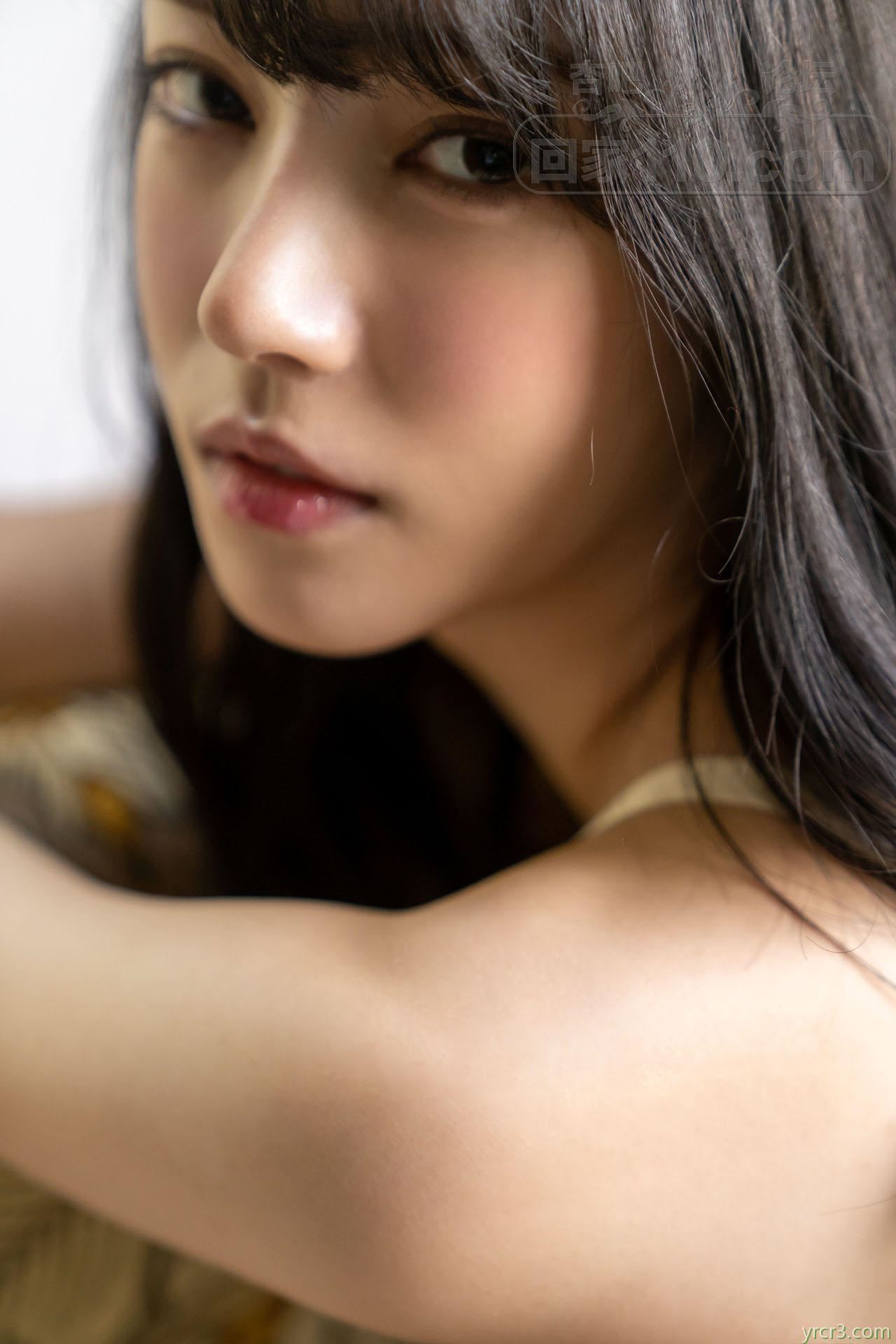 黄色长裙清新优雅长发少女沙发上露出美臀骚逼【20P】