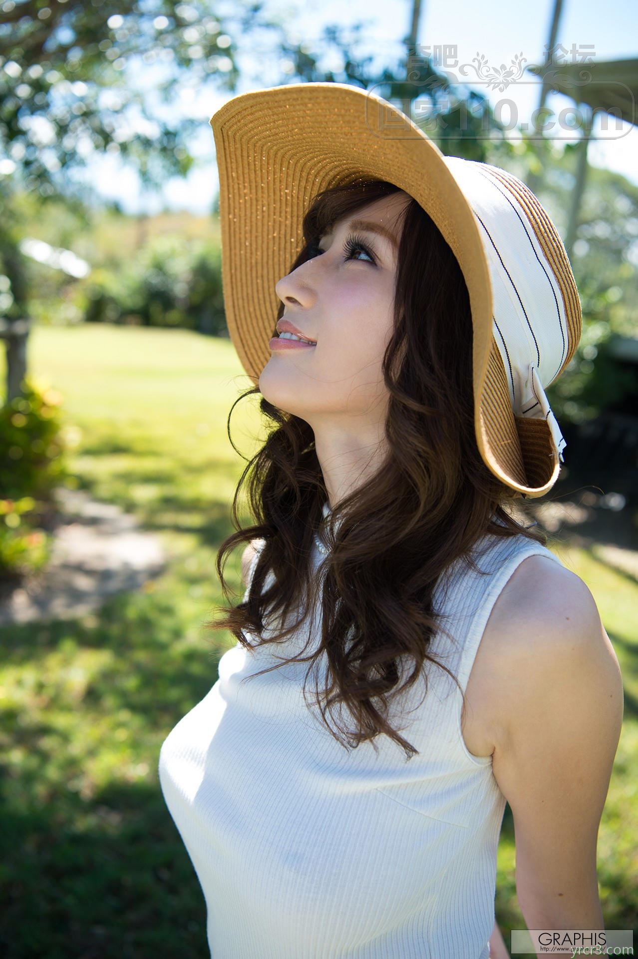 红色长裙遮阳帽美少妇野外踏青草地上巨乳骚穴魅惑【24P】