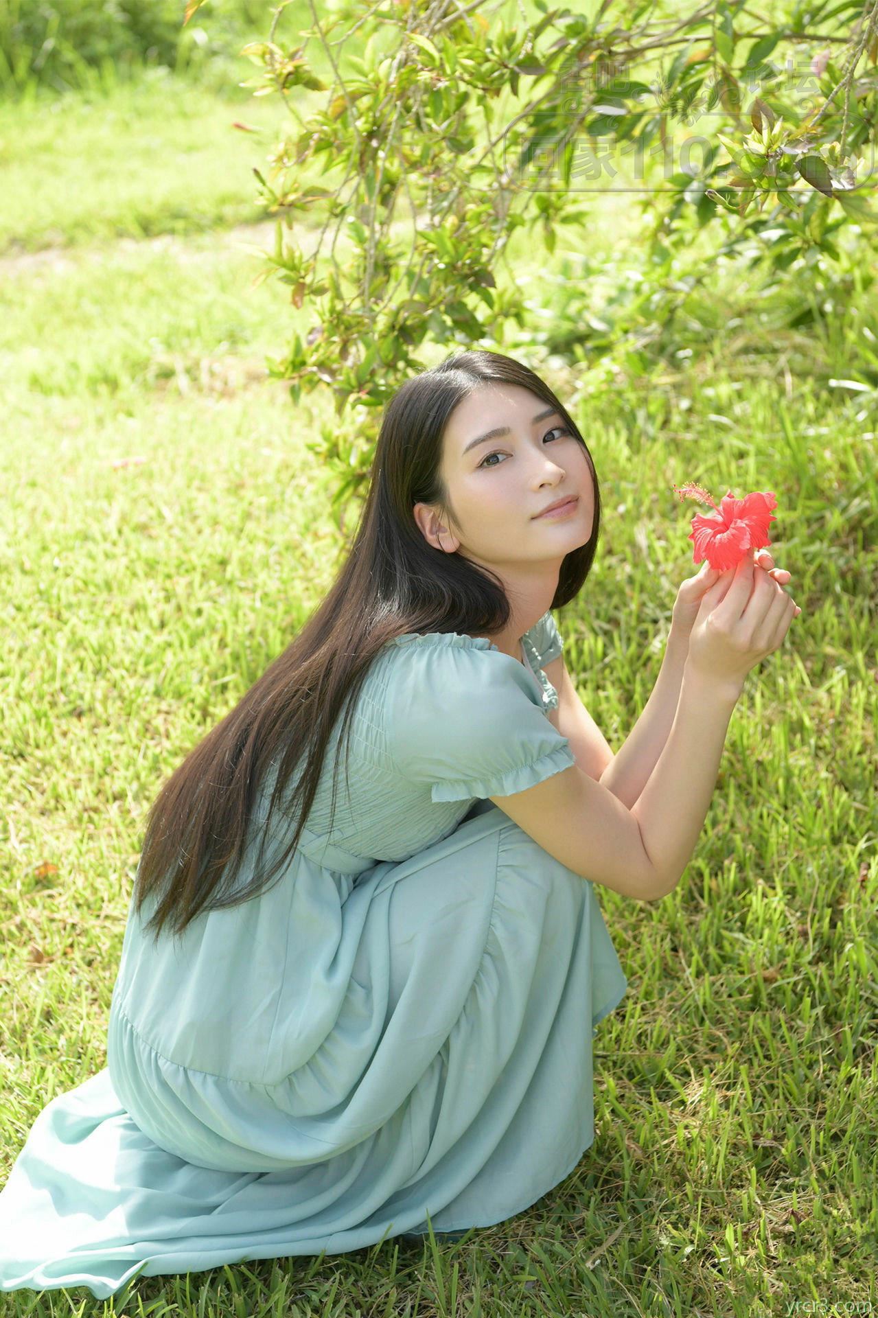 可以甜美可爱的长发少女户外草地上春心萌动【27P】