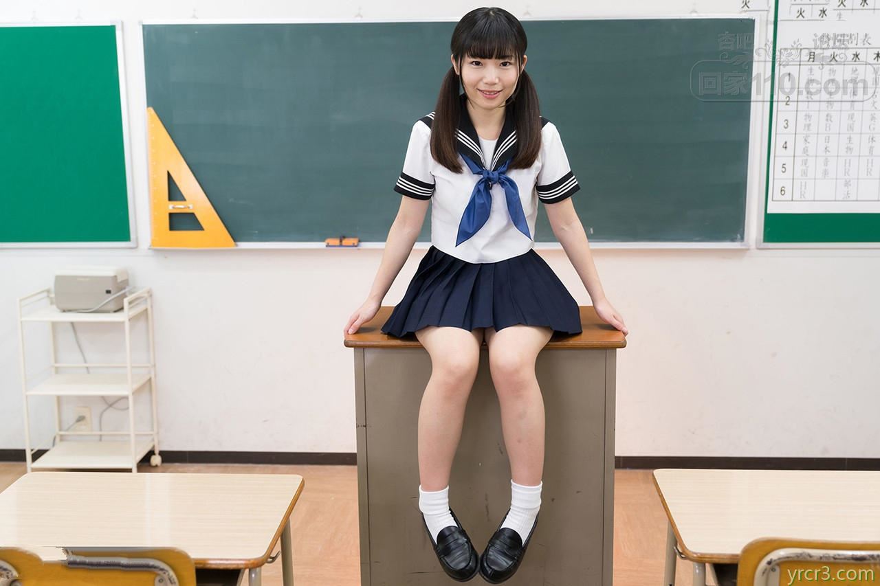 教室里的萝莉露出性感的馒头穴，真的是欠调教啊【16P】