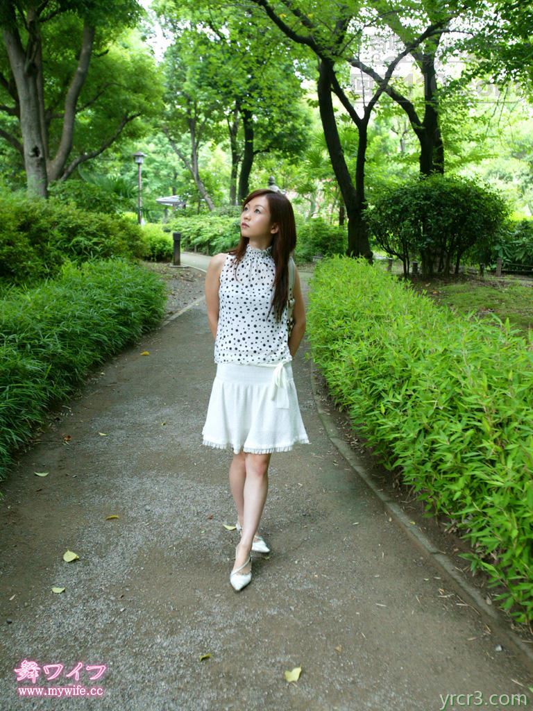 丈夫不知道的秘密~文静的新婚少妇美惠子隐藏的欲望，酒店开房逼水拉丝玩3P【50P】