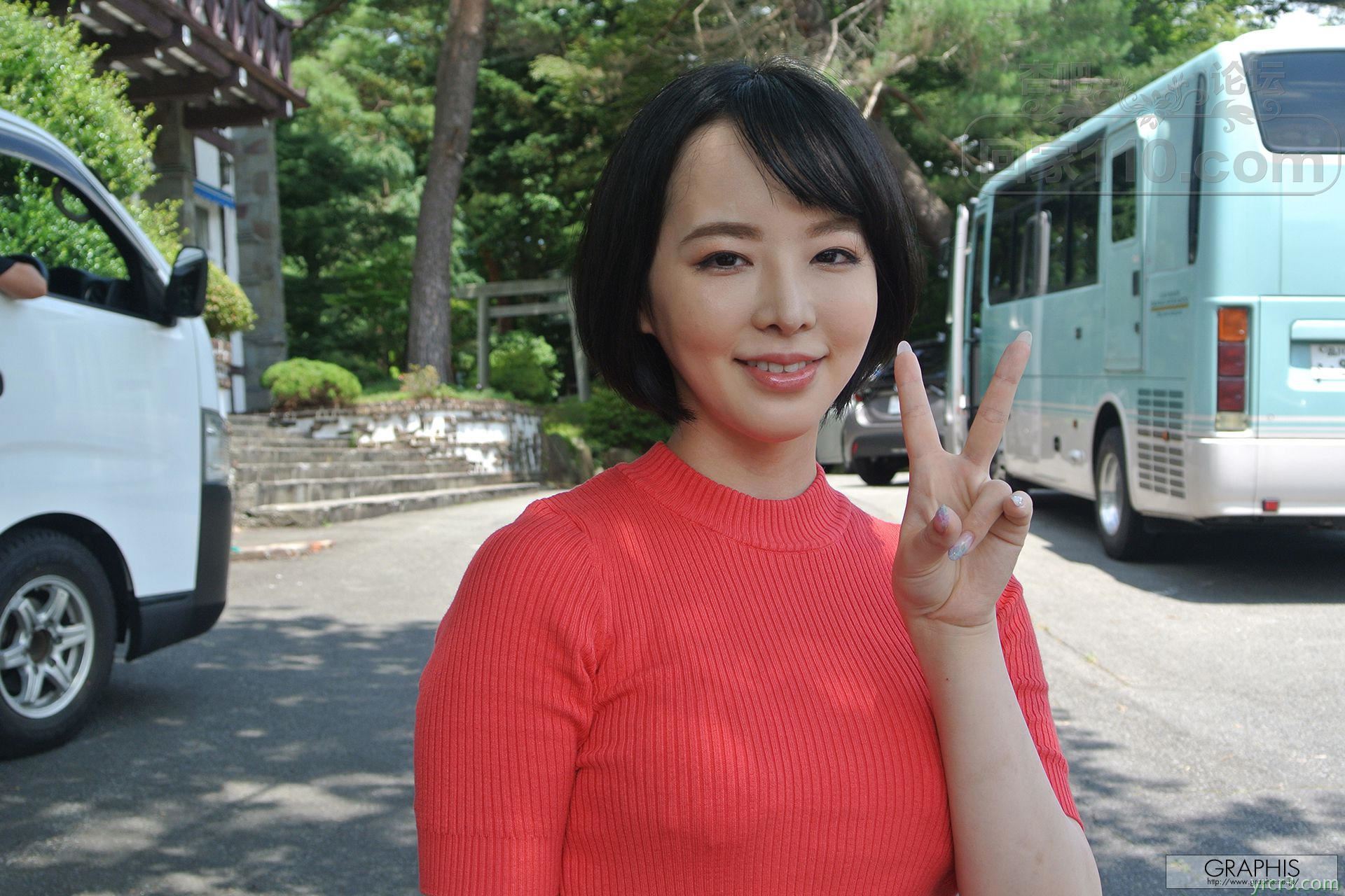 花色短裙轻熟女优拍摄多场景写真摄影师近距离一饱眼福【20P】