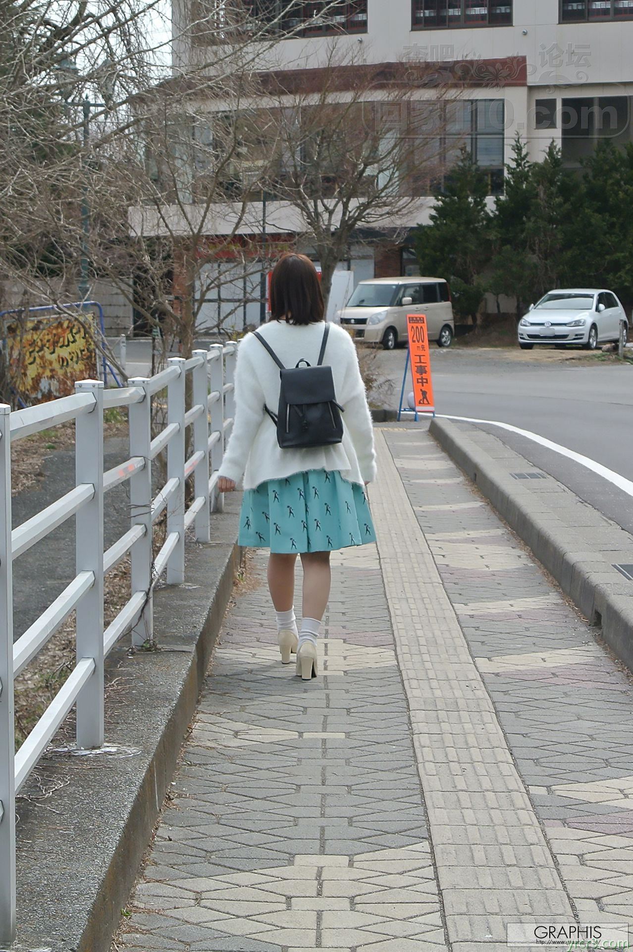 短发略显丰满的少女模特拍摄写真的一些花絮【20P】