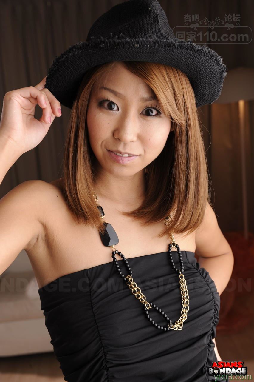 性感的日本女孩在脱光衣服时露出了漂亮的乳房和灌木丛【15P】