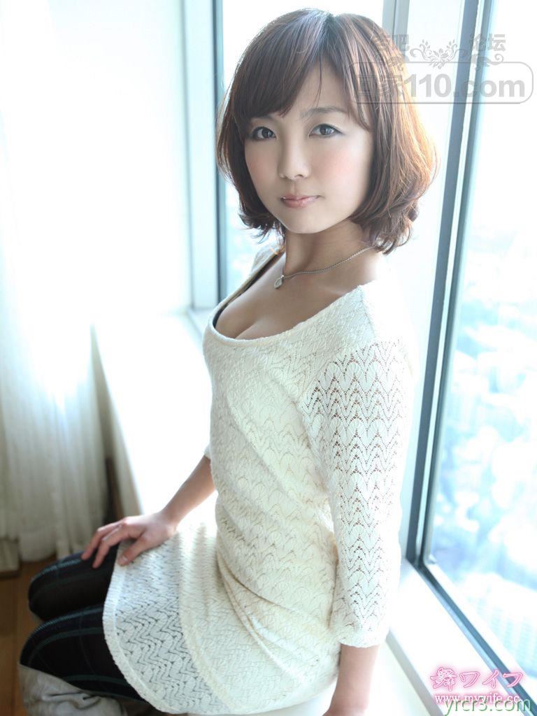 白色低胸上衣小少妇宾馆大床上逐渐脱去衣物【16P】