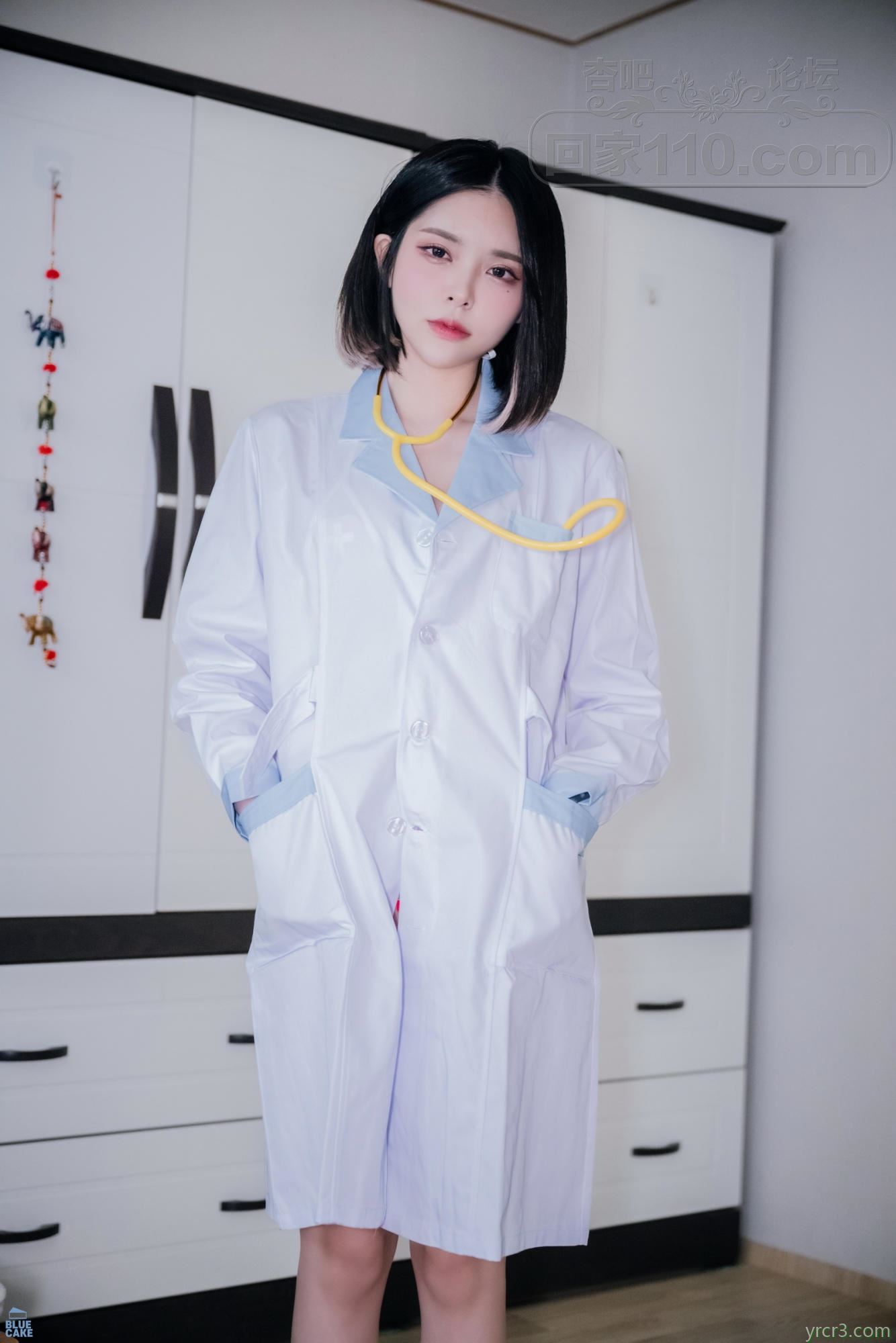 漂亮女大夫太骚，身上都是避孕套，还玩扩阴器，把逼扩得大大的【49P】