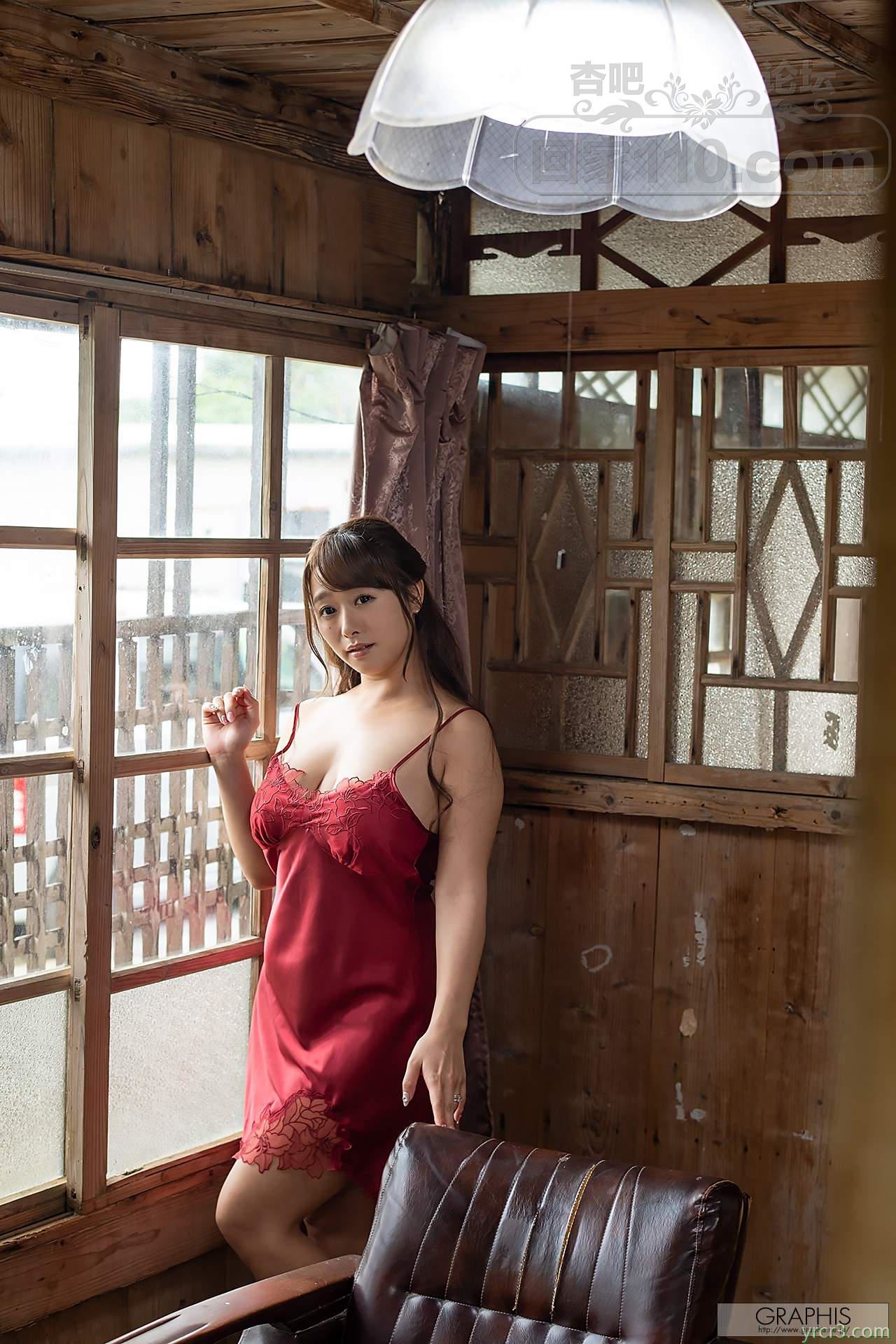 红色吊带裙轻熟丰盈小少妇户外袒胸露入海边卖骚【24P】