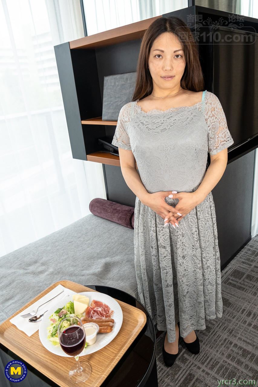 可爱的少妇在酒店房间里脱光衣服摆出诱人的姿势【20P】