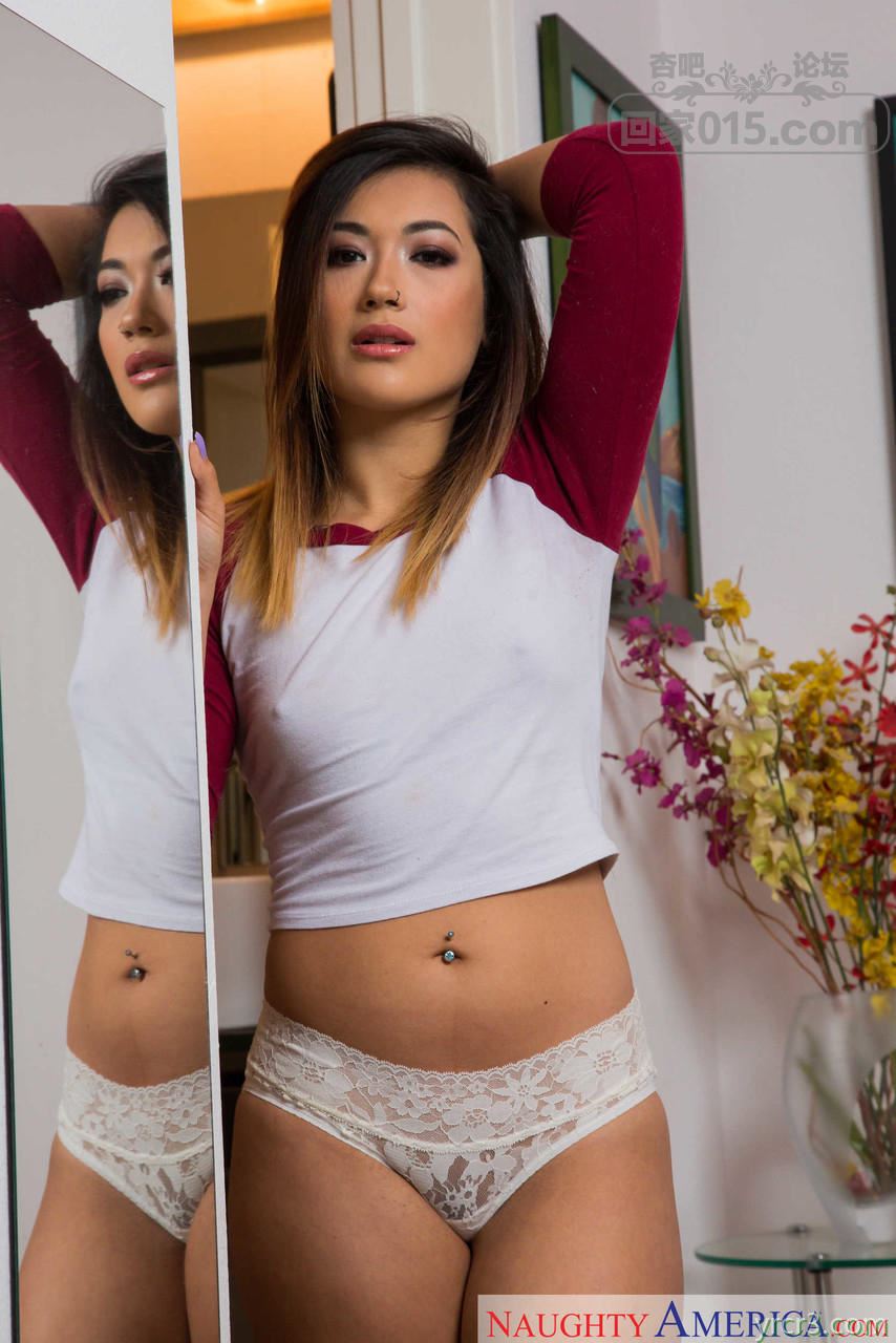 性感的亚洲美女Aubree在床上暴露了她美味的小穴【21P】