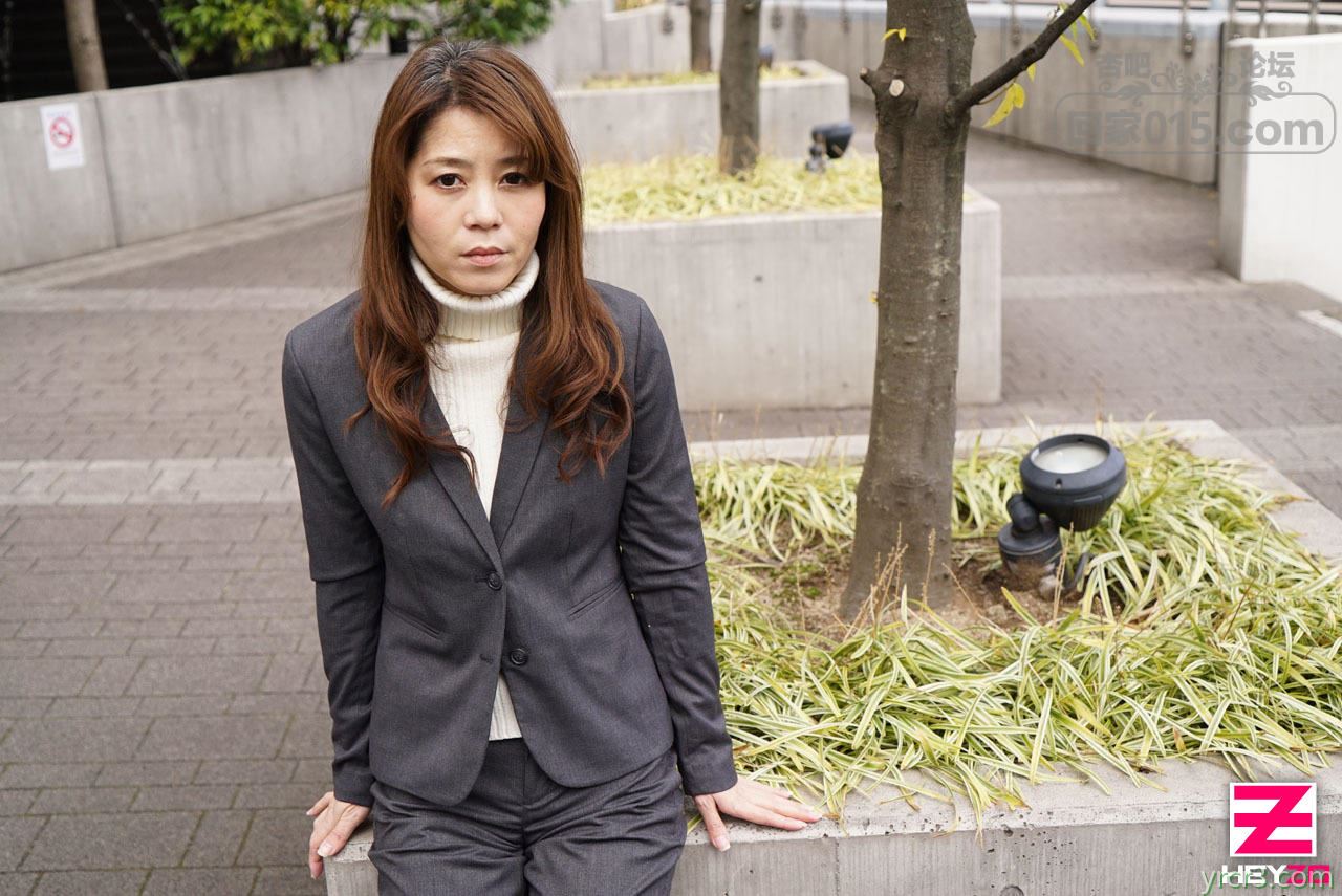 制服成熟美女职员手头缺钱下海拍片孕汁注入【21P】