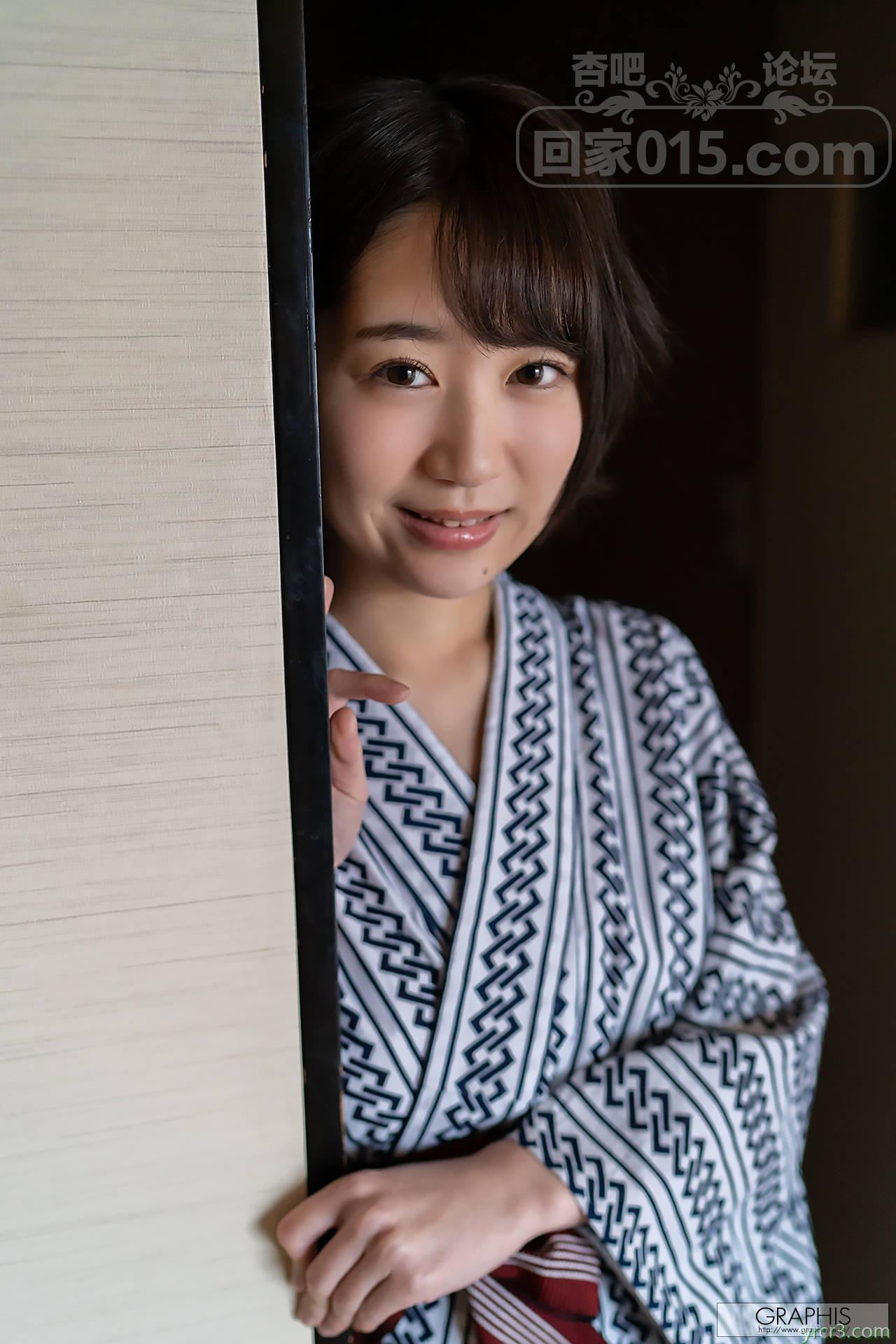 刚刚泡完温泉的短发少妇房间被垫上脱光放松【25P】