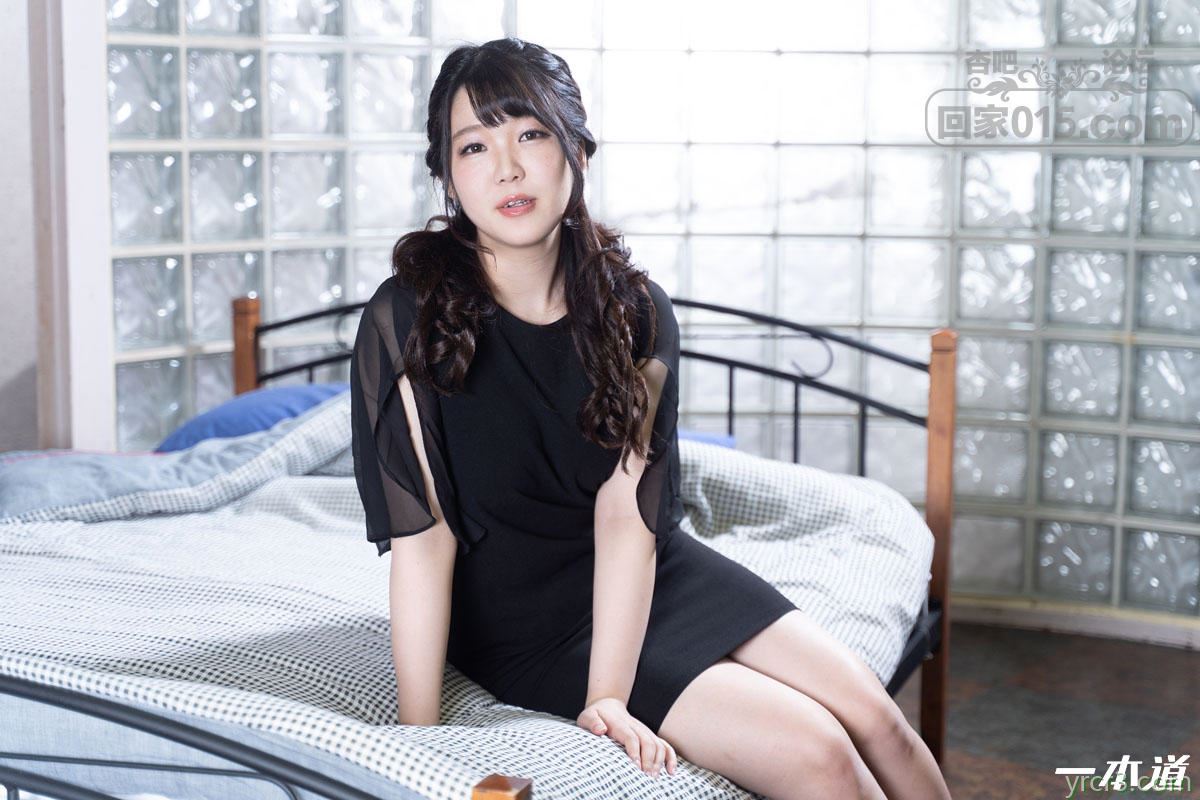黑色薄纱连衣裙美少妇大床上被男人扒光各种操【25P】